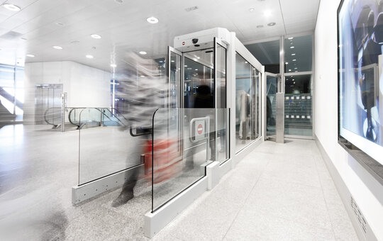 record FlipFlow TWIN – Glastunneln med 2 uppsättningar av automatiska dörrar och intelligenta sensorer